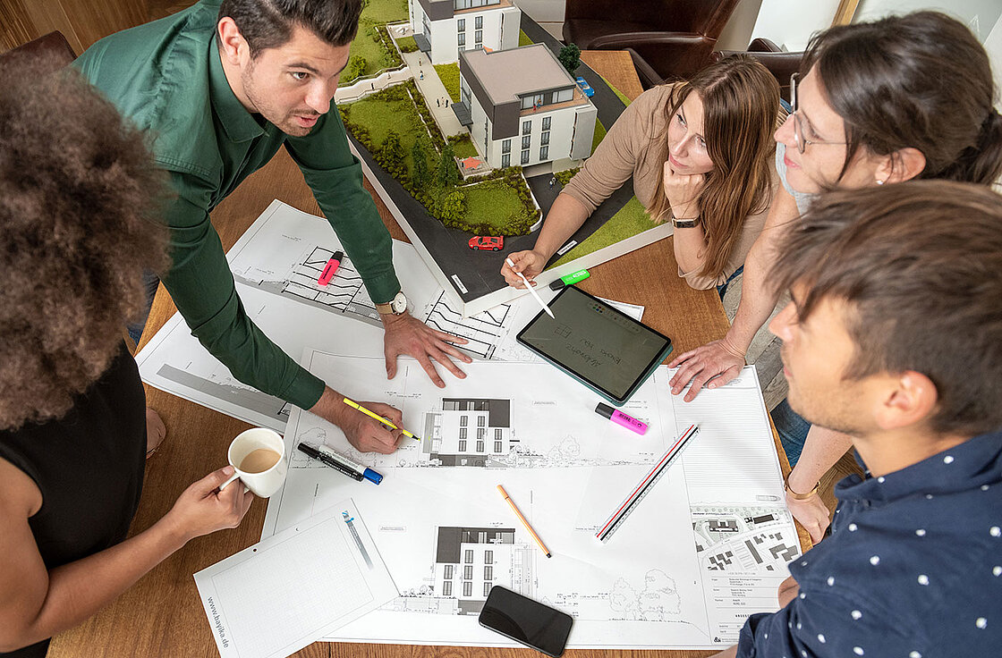 Team der ROSENTRITT GmbH im Büro in der Sanderstaße